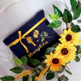 Kosz prezentowy na urodziny ręcznik z imieniem haftyok.pl